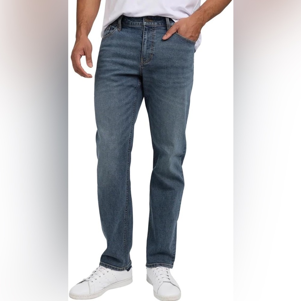 IZOD Men’s Straight Fit Classic 5-Pocket Style Jean Blue